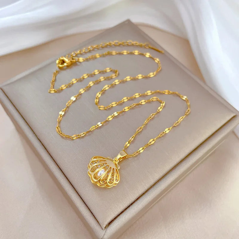Exquisite French Hollow Shell Pearl Necklace Light Luxury Personality