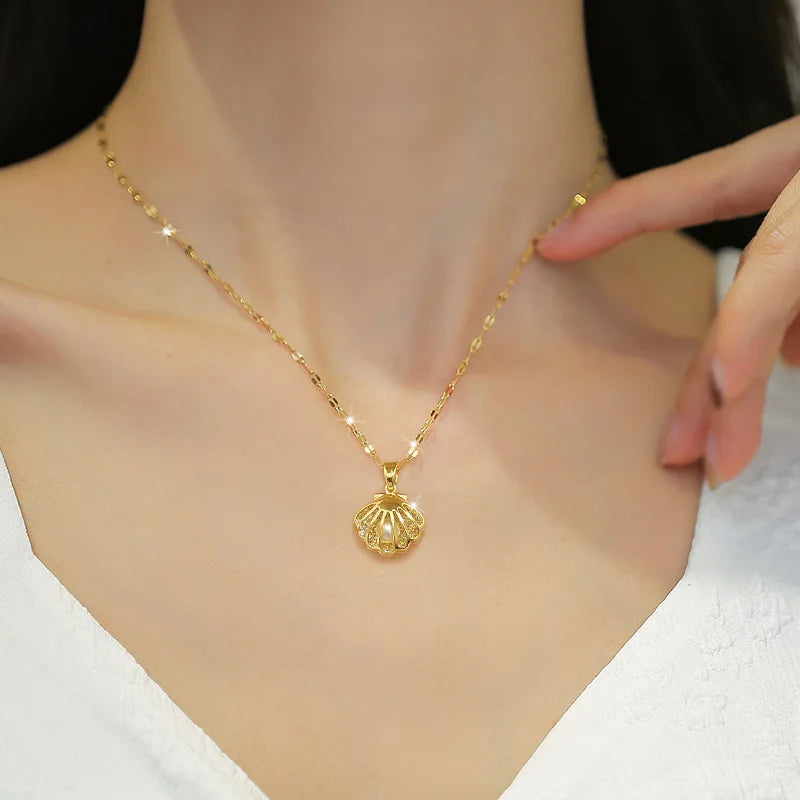 Exquisite French Hollow Shell Pearl Necklace Light Luxury Personality